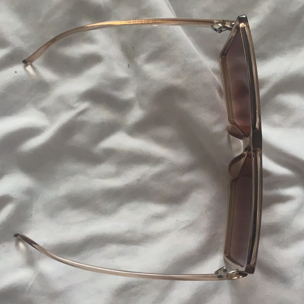 Light sunglasses. - Picture 3 of 5